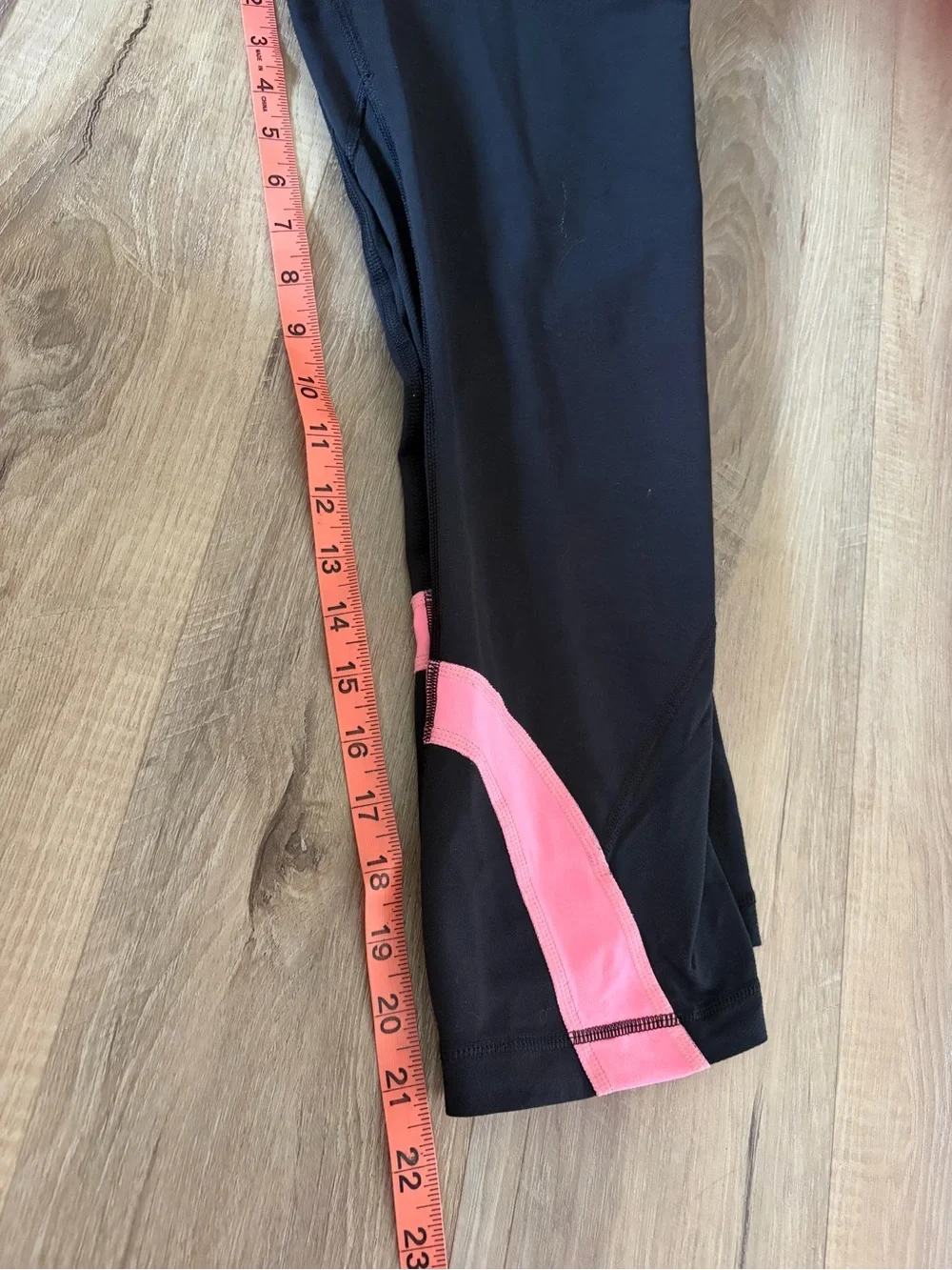 lululemon Women’s Size 6 Black Pink Cropped Athletic Leggings 21.5” Inseam